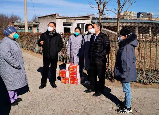 图为中康领导慰问巴庄子隔离点医护人员